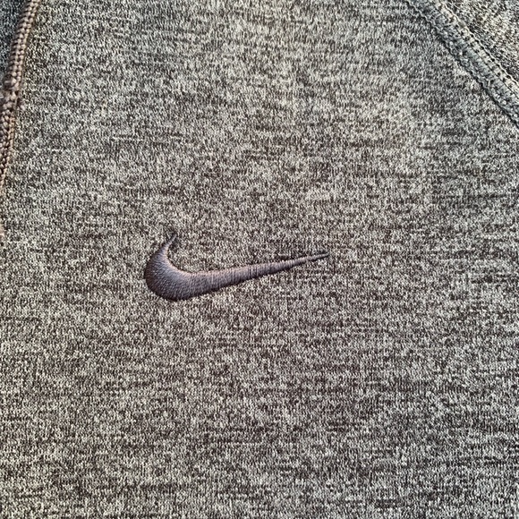 Nike Therma Fit Hoodie Women’s Medium - Picture 4 of 6